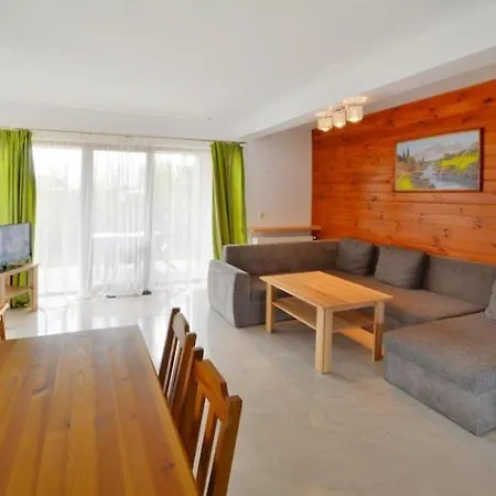 Spacious With Private Garden Casa de Férias