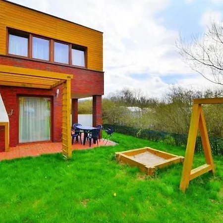 Spacious With Private Garden Casa de Férias