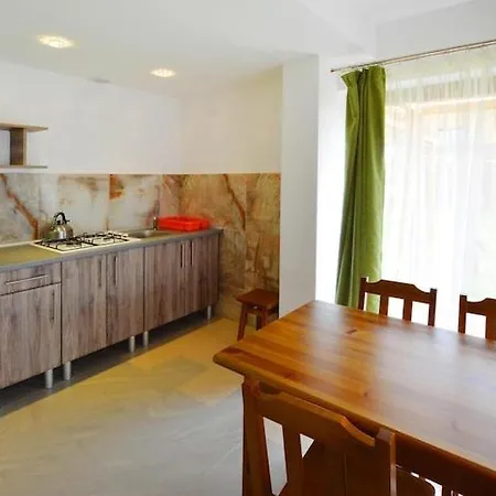 Spacious With Private Garden *